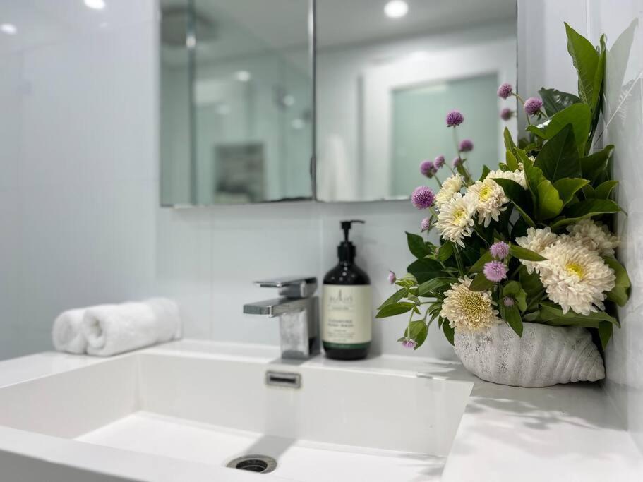 Bondi Beach Waves Beachfront Apartment ซิดนีย์ ภายนอก รูปภาพ